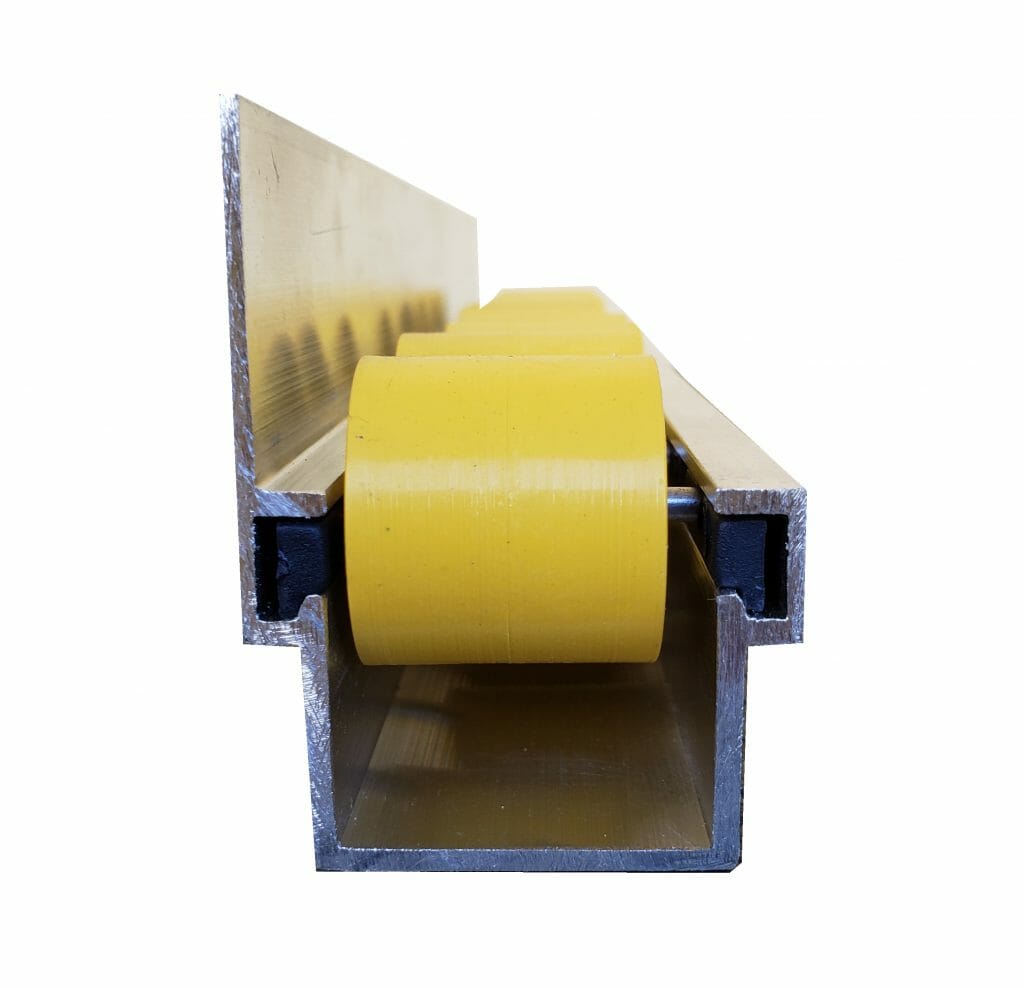 Trilho Roletado Flow Rack com Aba para 45 Kg imagem trilho flow rack leve com aba 45 quilos frontal 1024x988 - Trilho Roletado Flow Rack com Aba para 45 Kg